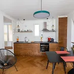 Appartement contemporain rénové dans le centre de Paris
